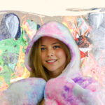 Referenz für Social Media Ads hier werden Decken Hoodies von einer jungen Frau beworben von LochnerMedia